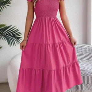 Vestido longo evasê de cor sólida.